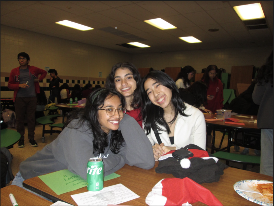 Seniors making holiday cards at Navidad.